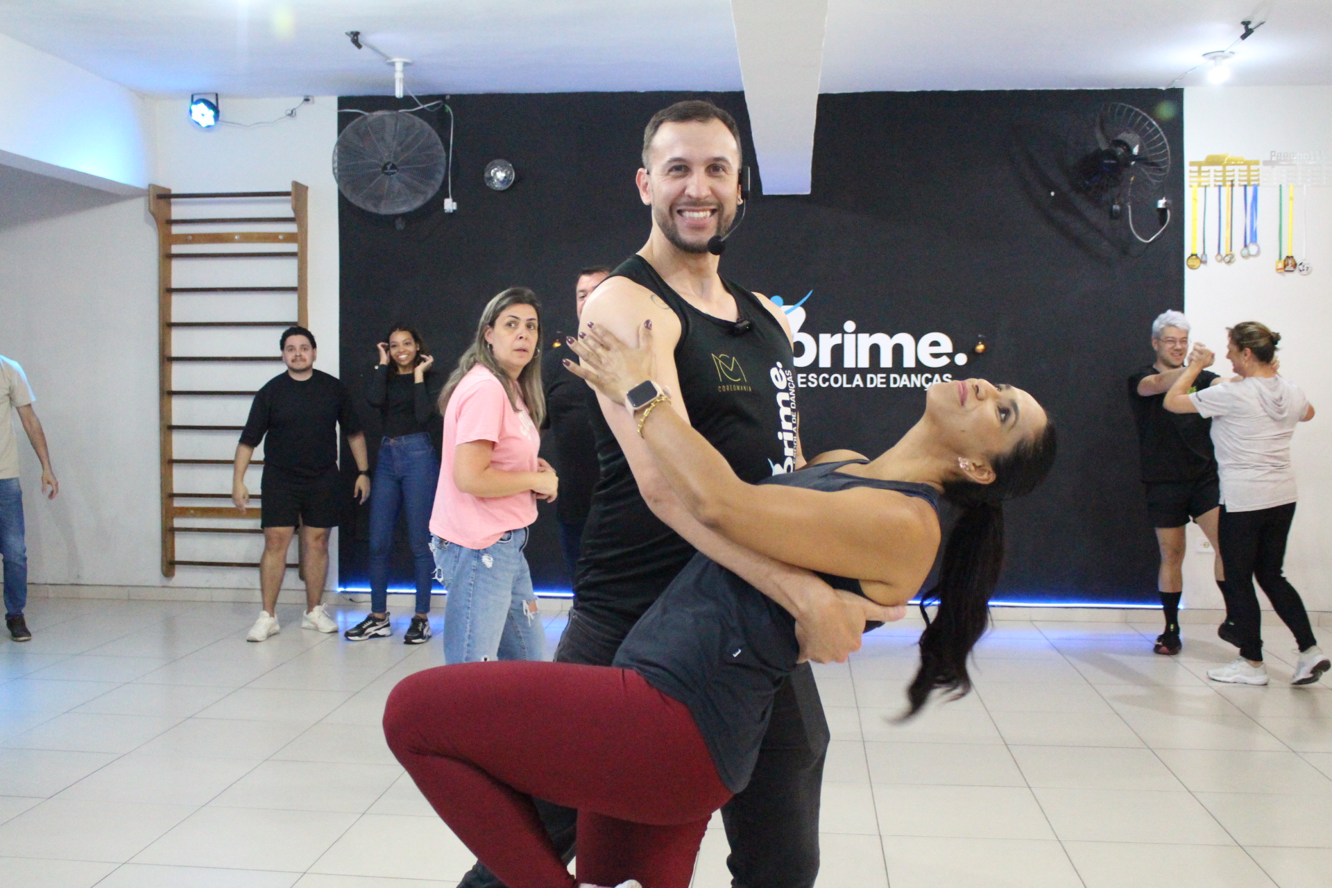 Alunos se divertindo e aprendendo em aula no Studio Prime